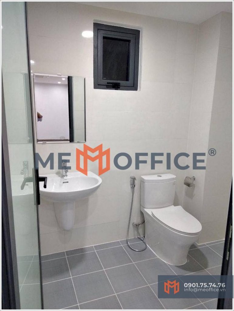 Nhà vệ sinh văn phòng cho thuê Koina Building (39 Đoàn Như Hài, Phường 12, Quận 4) - Hotline 0901.75.74.76