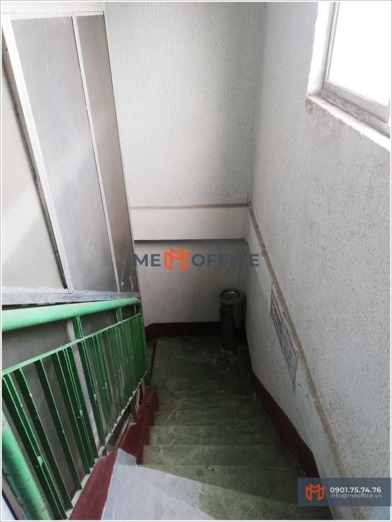 Cầu thang văn phòng cho thuê Quang Thy Building (116D Hoàng Diệu, Phường 12, Quận 4) - Hotline 0901.75.74.76