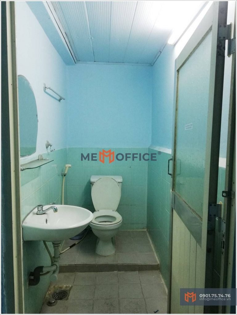 Nhà vệ sinh văn phòng cho thuê Quang Thy Building (116D Hoàng Diệu, Phường 12, Quận 4) - Hotline 0901.75.74.76